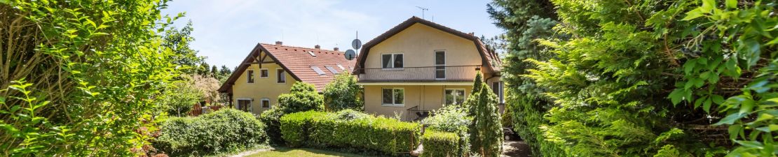 Karlova ves_ rodinná vila s tromi bytovými jednotkami_Nad ostrovom_bazén