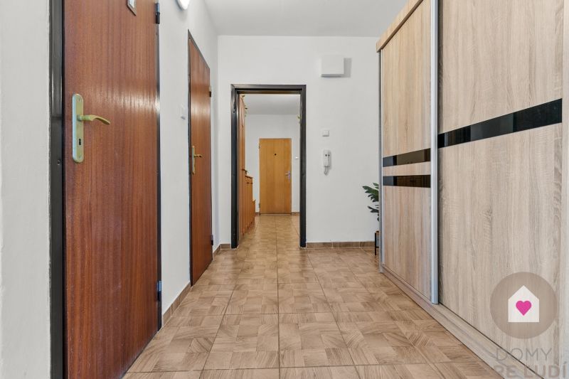 Prenájom zariadeného 2i bytu s balkónom a klimatizáciou oproti Ekonomickej univerzite na Medveďovej ulici_hala