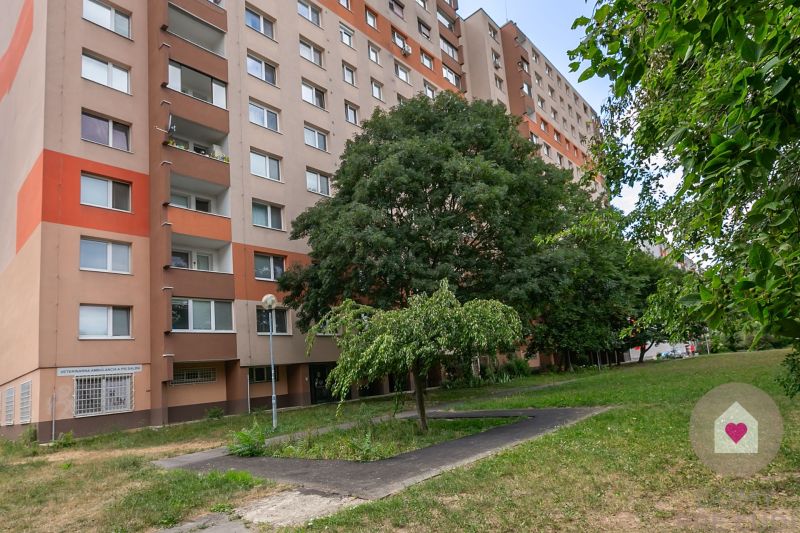 Prenájom zariadeného 2i bytu s balkónom a klimatizáciou oproti Ekonomickej univerzite na Medveďovej ulici_bytový dom