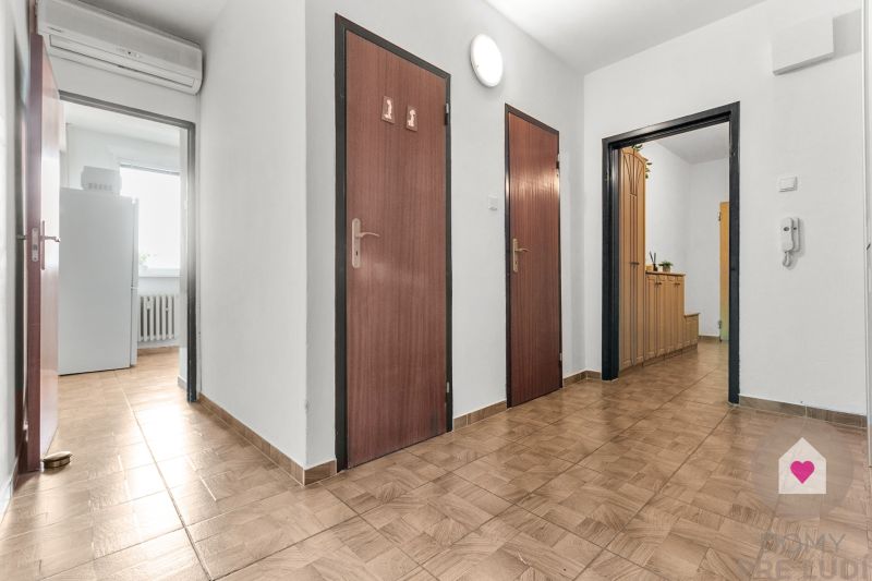 Prenájom zariadeného 2i bytu s balkónom a klimatizáciou oproti Ekonomickej univerzite na Medveďovej ulici_hala