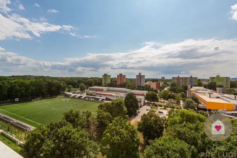 Prenájom zariadeného 2i bytu s balkónom a klimatizáciou oproti Ekonomickej univerzite na Medveďovej ulici_balkón_výhľad