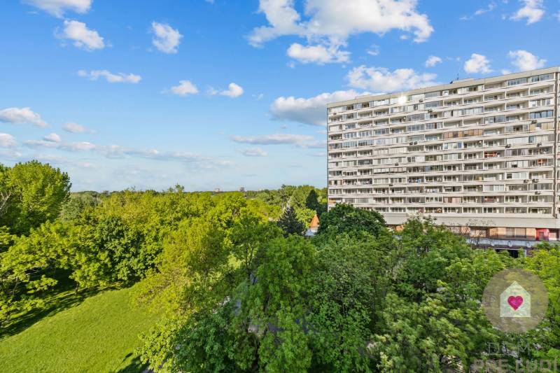 Predaj zariadeného 3i bytu s lódžiou v skvelej lokalite na začiatku Petržalky- Šustekova ul.