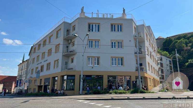 Prenájom veľkometrážneho moderného 4i bytu s 2 balkónmi-Židovská ulica_Staré mesto_pohľad na bytový dom
