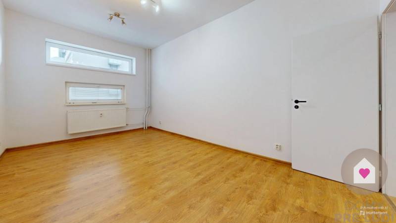 BAKRAMARE-3i-na-Stromovej-s-moznostou-parkovania-Bedroom-Defurnished 2.jpg