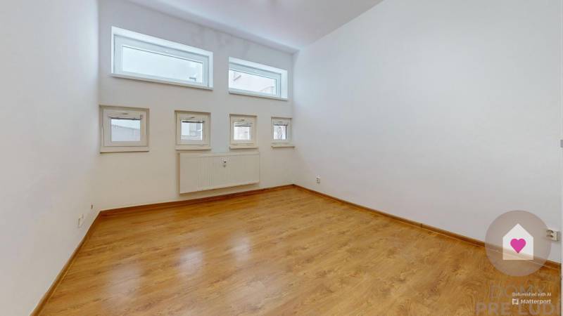 BAKRAMARE-3i-na-Stromovej-s-moznostou-parkovania-Bedroom-Defurnished 1.jpg