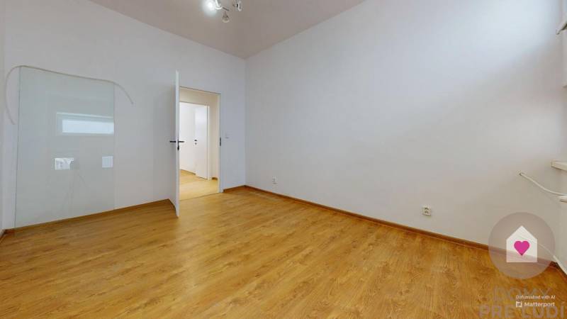 BAKRAMARE-3i-na-Stromovej-s-moznostou-parkovania-Bedroom-Defurnished 3.jpg