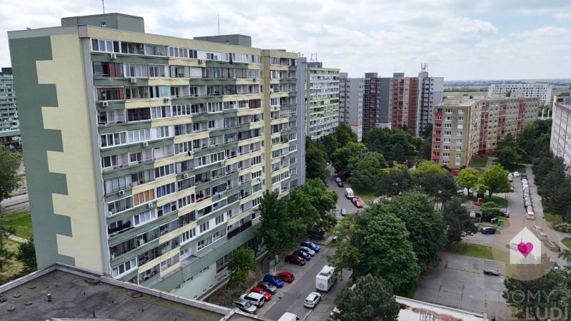 PETRZALKA-Kompletne-zrekonstruovana-2-garsonka-na-predaj-s-2-loggiami