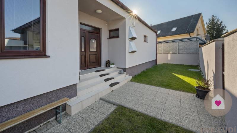Predaj 5i rod. domu v súkromnej uličke s bazénom a garážou_pozemok 600 m2_ Tymiánová ul._Vrakuňa