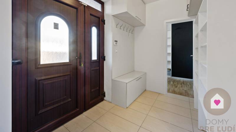 Predaj 5i rod. domu v súkromnej uličke s bazénom a garážou_pozemok 600 m2_ Tymiánová ul._Vrakuňa