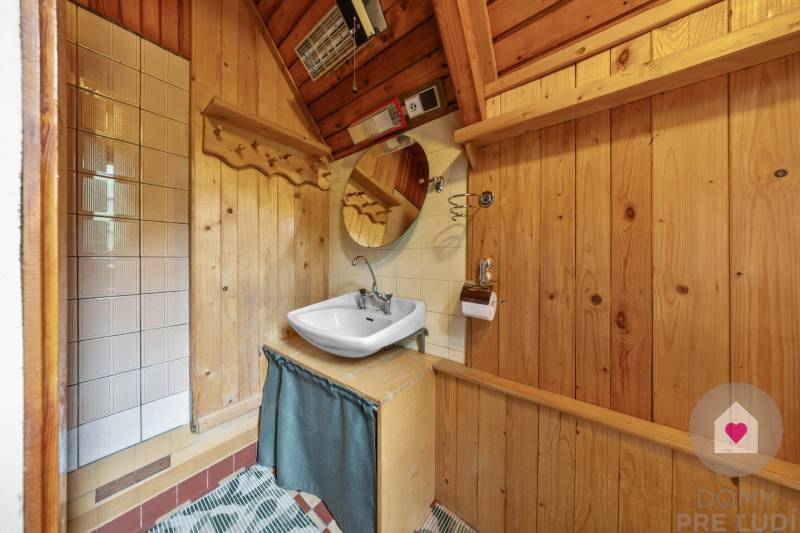 chata na predaj - jazero Pieskovňa - kúpeľňa s  WC a sprchou
