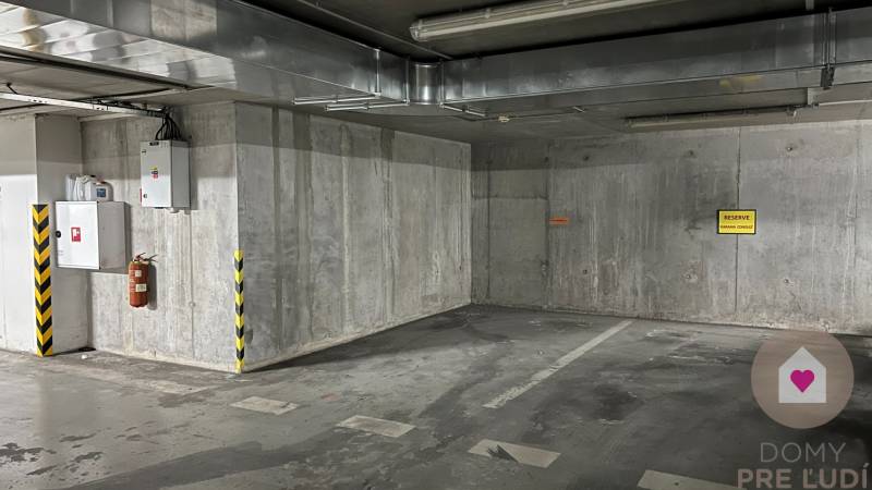 Mraziarenska_parkovacie státie na prenáom