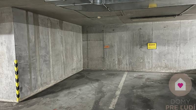 Mraziarenska_parkovacie státie na prenáom