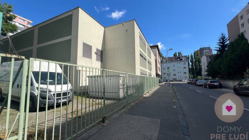 Mraziarenska_parkovacie státie na prenáom