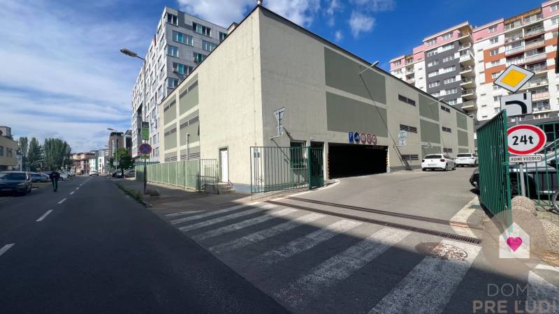 Mraziarenska_parkovacie státie na prenáom
