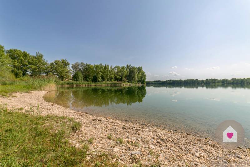 VOJKA-NAD-DUNAJOM-Moderny-rodinny-dom-v-sukromnom-areali-so-sluzbami_spoločné pláže
