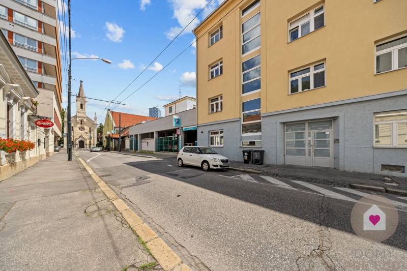 Predaj moderného a kompletne prerobého 3 izbového bytu v tehlovom bytovom dome v Starom meste pri Medickej záhrade