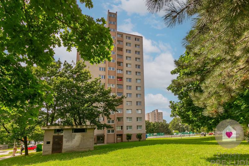 Prenájom zariadeného 1i bytu s pivnicou oproti Ekonomickej univerzite na Medveďovej ulici_bytový dom