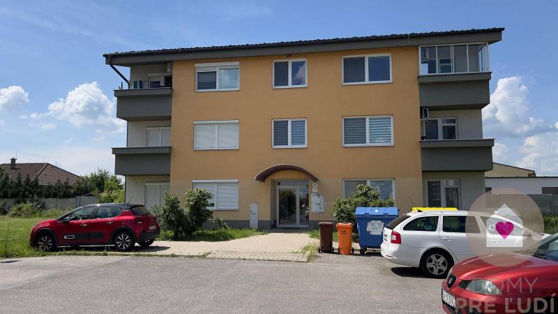 Prenájom prerobeného 2i bytu s balkónom_ulica M.R.Štefánika_Most pri BA_ bytový dom