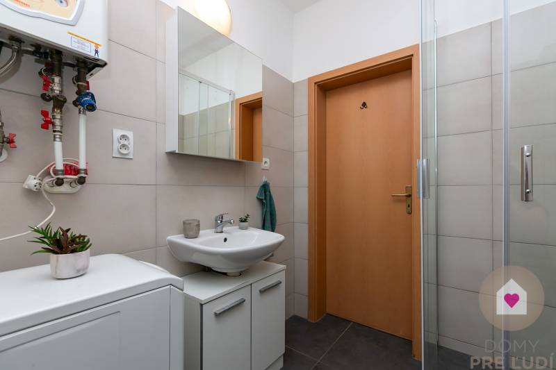 Prenájom prerobeného 2i bytu s balkónom_ulica M.R.Štefánika_Most pri BA_ kúpeľňa