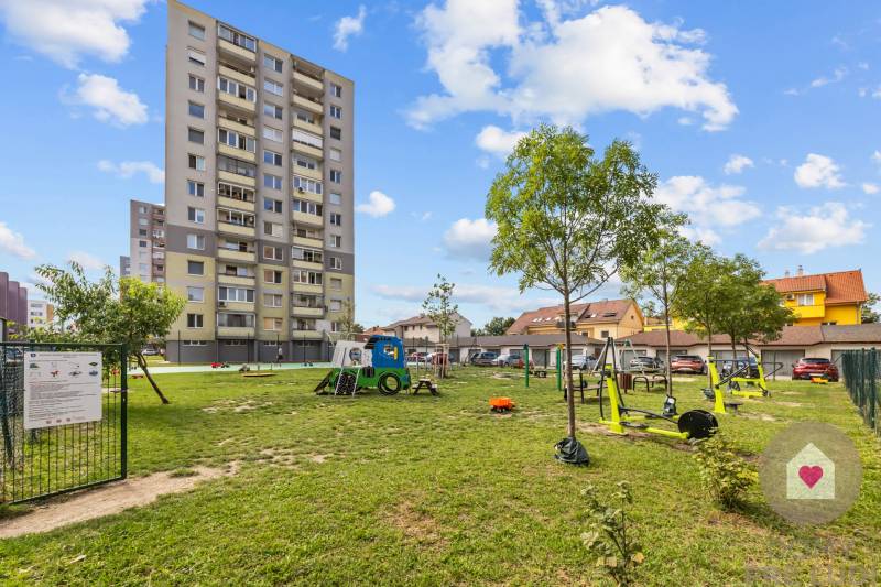 3i byt na predaj_Janka Jesenského_Senec_detské ihrisko pri bytovom dome