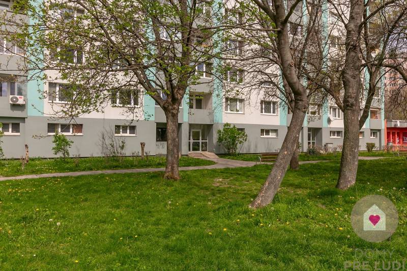 Prenájom zariadeného 3 izbového bytu_Beňadická ul._bytový dom