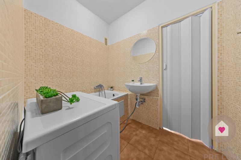 Prenájom prerobeného 1i bytu s balkónom a pivnicou v skvelej lokalite na Exnárovej ul. v Ružinove