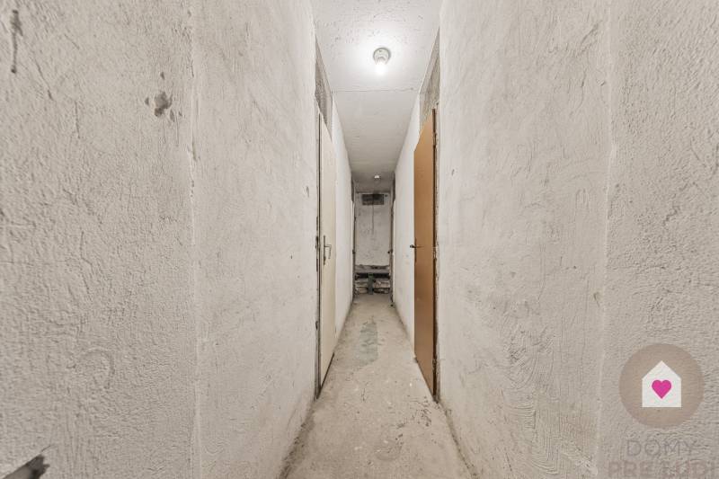 Prenájom prerobeného 1i bytu s balkónom a pivnicou v skvelej lokalite na Exnárovej ul. v Ružinove