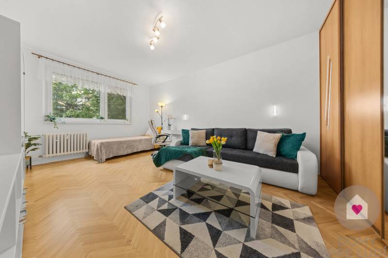 Prenájom prerobeného 1i bytu s balkónom a pivnicou v skvelej lokalite na Exnárovej ul. v Ružinove_nábytok v izbe bude nahradený novým-viac v popise