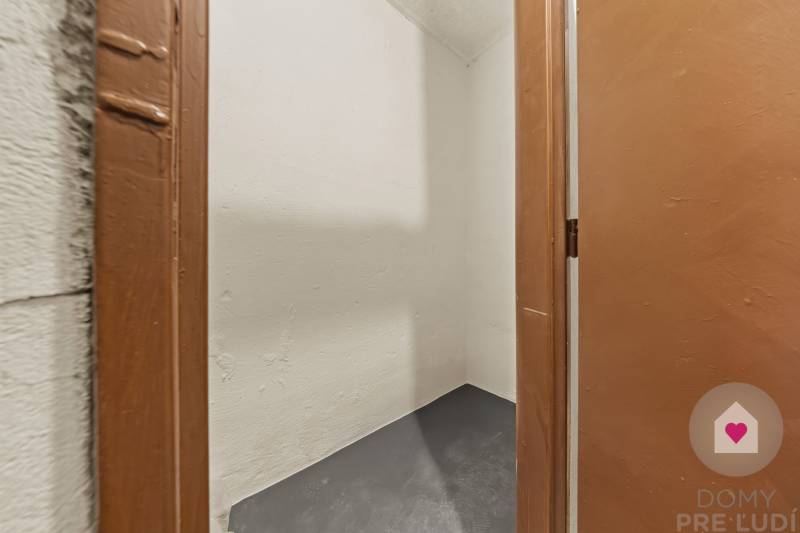 Prenájom prerobeného 1i bytu s balkónom a pivnicou v skvelej lokalite na Exnárovej ul. v Ružinove