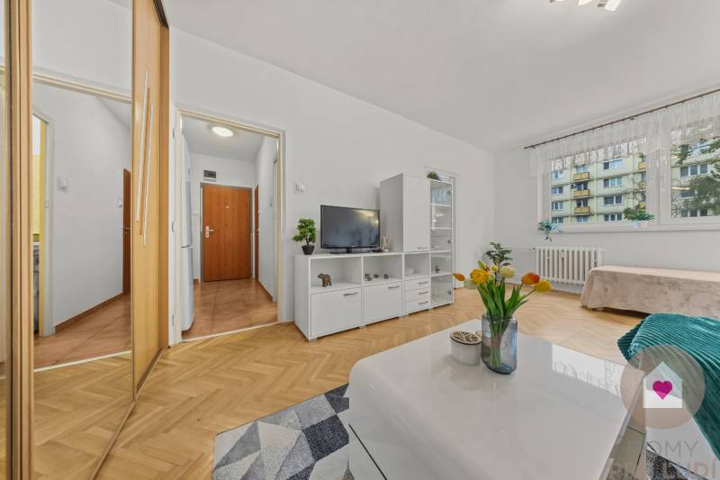 Prenájom prerobeného 1i bytu s balkónom a pivnicou v skvelej lokalite na Exnárovej ul. v Ružinove_nábytok v izbe bude nahradený novým-viac v popise