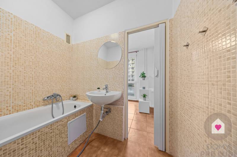 Prenájom prerobeného 1i bytu s balkónom a pivnicou v skvelej lokalite na Exnárovej ul. v Ružinove