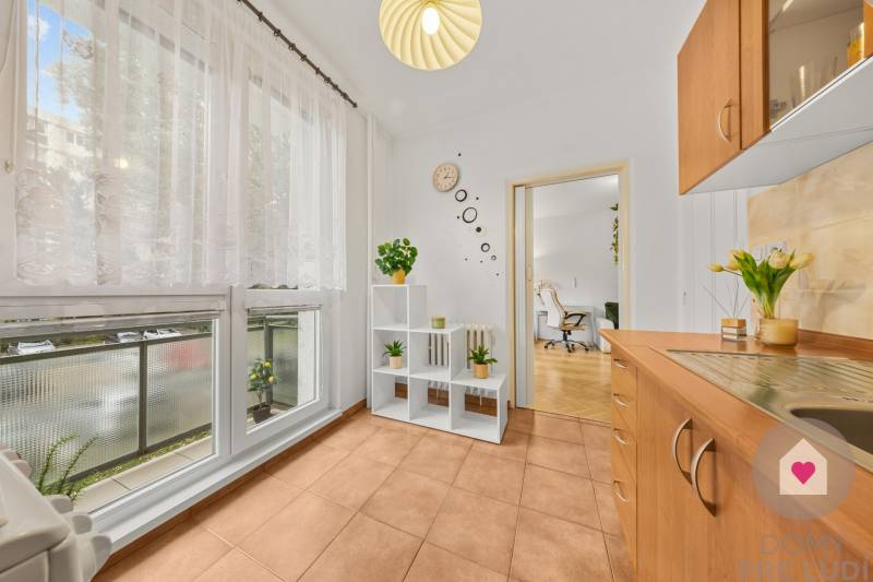 Prenájom prerobeného 1i bytu s balkónom a pivnicou v skvelej lokalite na Exnárovej ul. v Ružinove