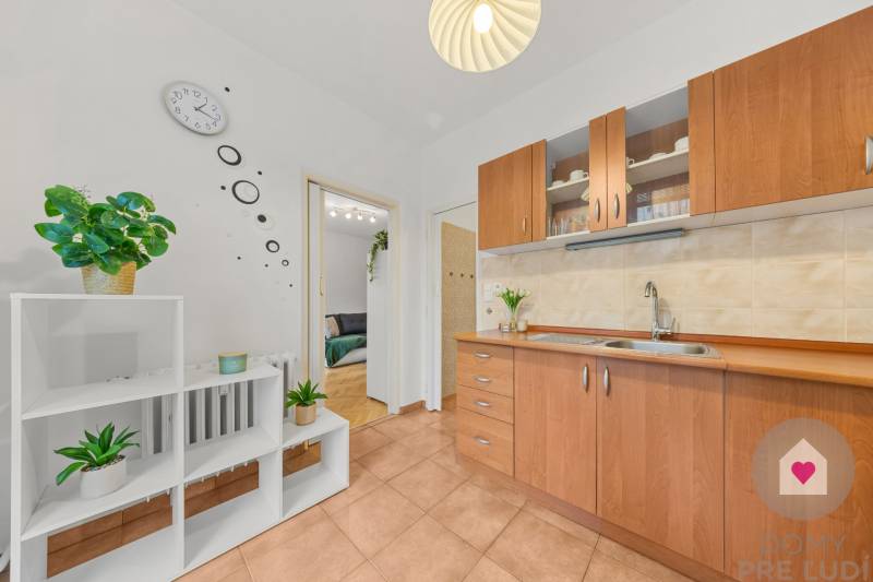 Prenájom prerobeného 1i bytu s balkónom a pivnicou v skvelej lokalite na Exnárovej ul. v Ružinove