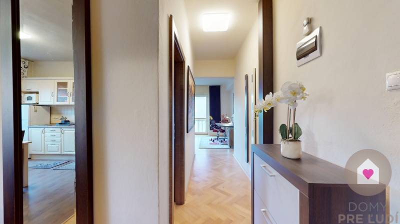 Prenájom kompletne zariadeného 2i bytu s oddelenou kuchyňou, 2 balkónmi a pivnicou na Krížnej ul. v Starom Meste