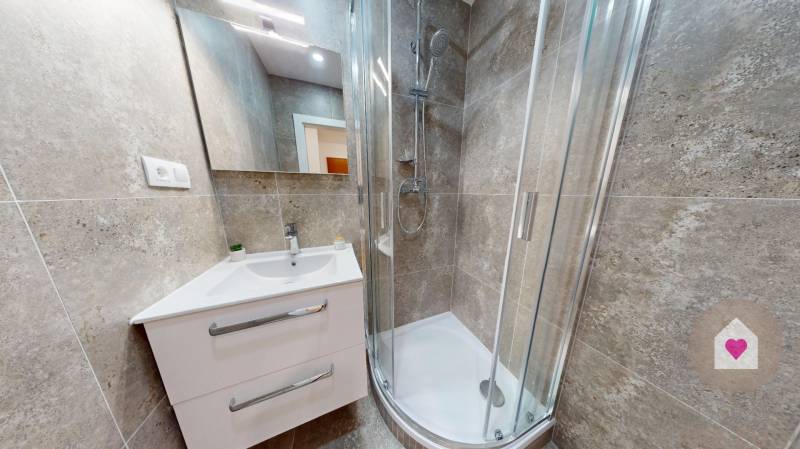 Prenájom kompletne prerobeného 3 izbového bytu pri OC Centrál na rozhraní Starého mesta a Ružinova