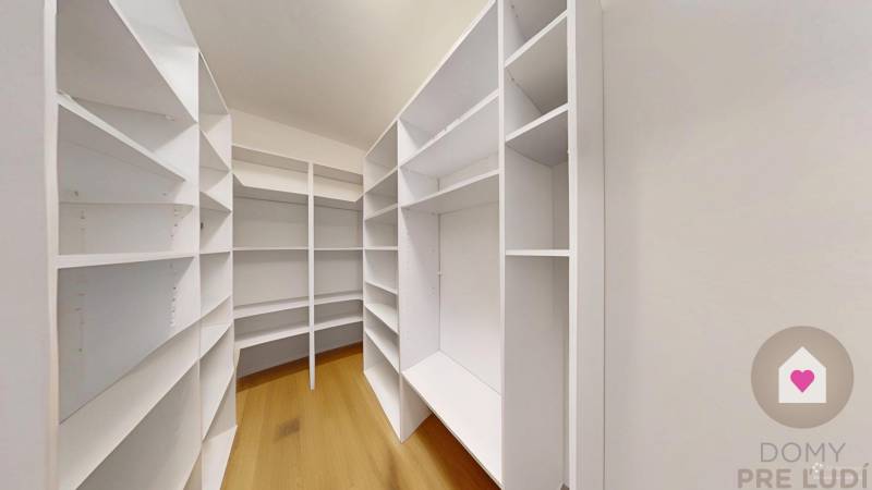 Predaj veľkometrážneho moderného bytu s terasou a parkingom v uzavretom komplexe na Tupého ul. pri Kolibe