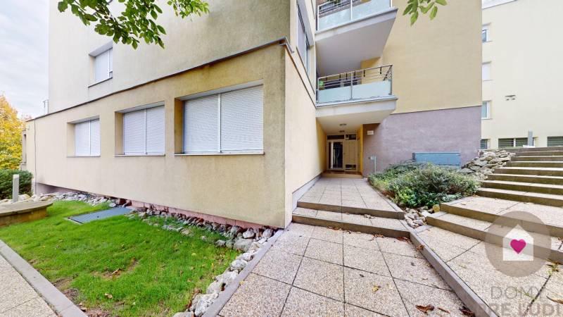 Predaj veľkometrážneho moderného bytu s terasou a parkingom v uzavretom komplexe na Tupého ul. pri Kolibe