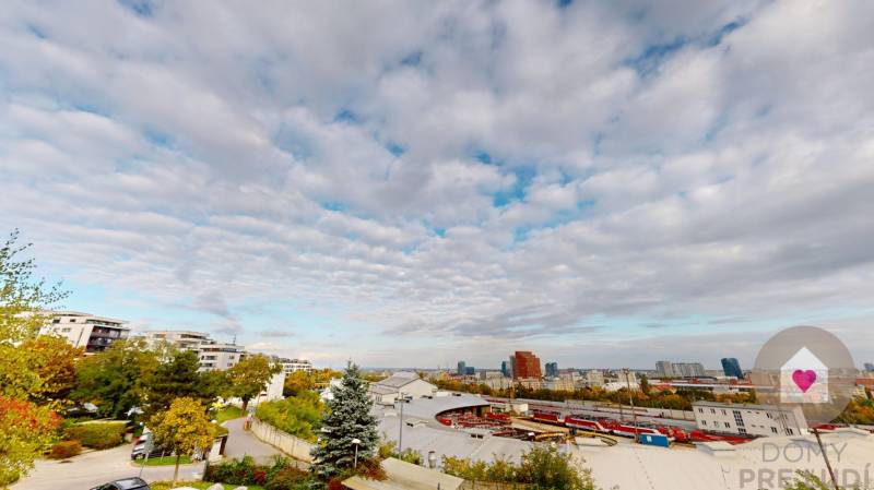 Predaj veľkometrážneho moderného bytu s terasou a parkingom v uzavretom komplexe na Tupého ul. pri Kolibe