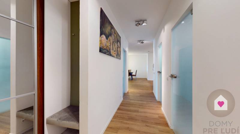 Predaj veľkometrážneho moderného bytu s terasou a parkingom v uzavretom komplexe na Tupého ul. pri Kolibe