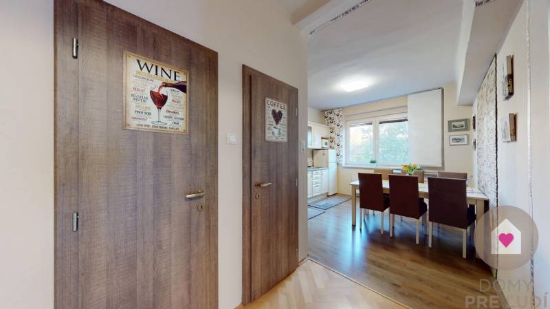 Prenájom kompletne zariadeného 2i bytu s oddelenou kuchyňou, 2 balkónmi a pivnicou na Krížnej ul. v Starom Meste