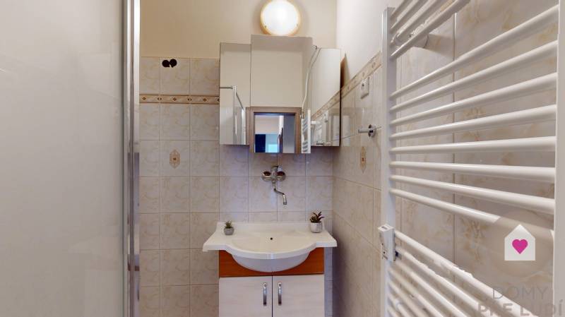 Prenájom kompletne zariadeného 2i bytu s oddelenou kuchyňou, 2 balkónmi a pivnicou na Krížnej ul. v Starom Meste