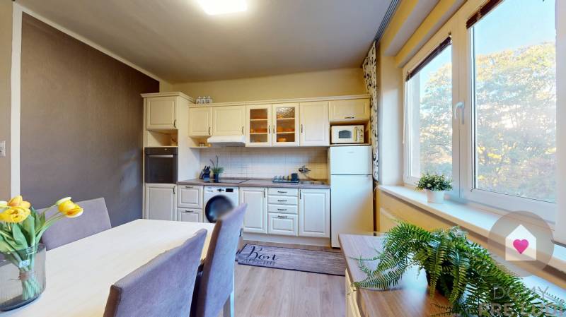 Prenájom kompletne zariadeného 2i bytu s oddelenou kuchyňou, 2 balkónmi a pivnicou na Krížnej ul. v Starom Meste