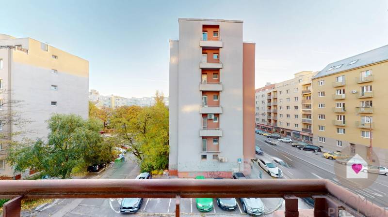 Prenájom kompletne zariadeného 2i bytu s oddelenou kuchyňou, 2 balkónmi a pivnicou na Krížnej ul. v Starom Meste