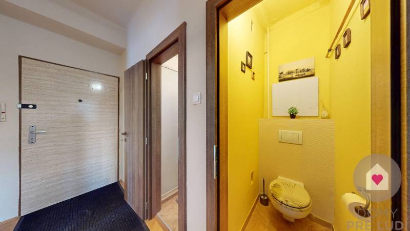 Prenájom kompletne zariadeného 2i bytu s oddelenou kuchyňou, 2 balkónmi a pivnicou na Krížnej ul. v Starom Meste