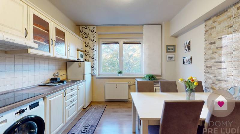 Prenájom kompletne zariadeného 2i bytu s oddelenou kuchyňou, 2 balkónmi a pivnicou na Krížnej ul. v Starom Meste