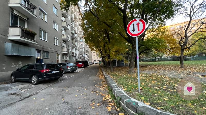 Prenájom kompletne zariadeného 2i bytu s oddelenou kuchyňou, 2 balkónmi a pivnicou na Krížnej ul. v Starom Meste