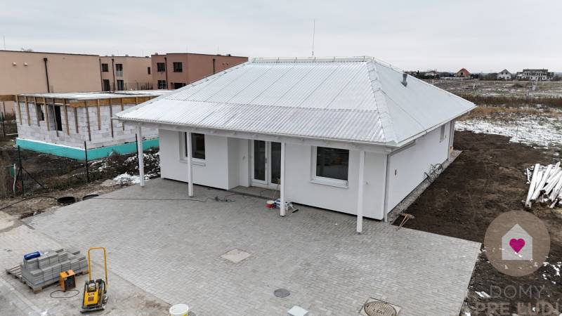 Novy svet - novostavba rodinného domu pri senci na predaj (37).JPG