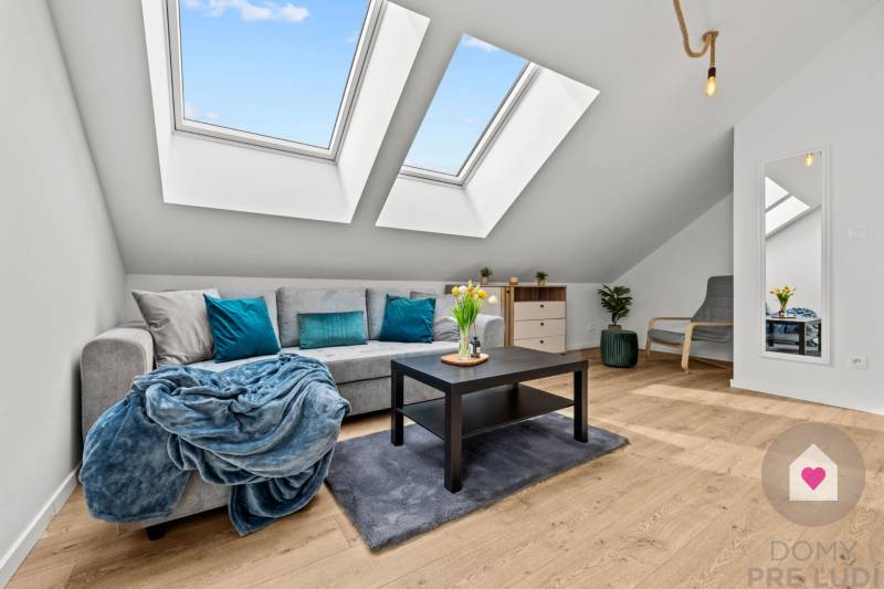 Prenájom moderného 2i bytu v novostavbe s parkovacím státím, klimatizáciou a slnečnou terasou v Jarovciach_obývačka