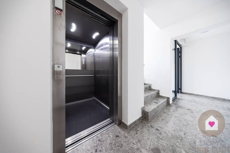 Prenájom moderného 2i bytu v novostavbe s parkovacím státím, klimatizáciou a slnečnou terasou v Jarovciach_vchod