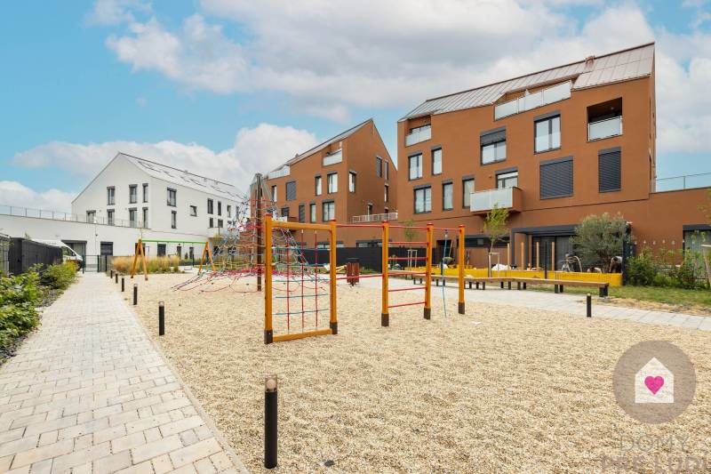 Prenájom moderného 2i bytu v novostavbe s parkovacím státím, klimatizáciou a slnečnou terasou v Jarovciach_vnútroblok a bytový dom